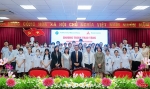 Đại diện Công ty Mitsubishi Corporation Việt Nam, lãnh đạo, CBVC Nhà trường chúc mừng các em sinh viên được nhận học bổng