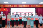 Đồng chí Phạm Xuân Biền - Phó Bí thư thường trực Đảng uỷ Khối trao Giấy chứng nhận cho các học viên