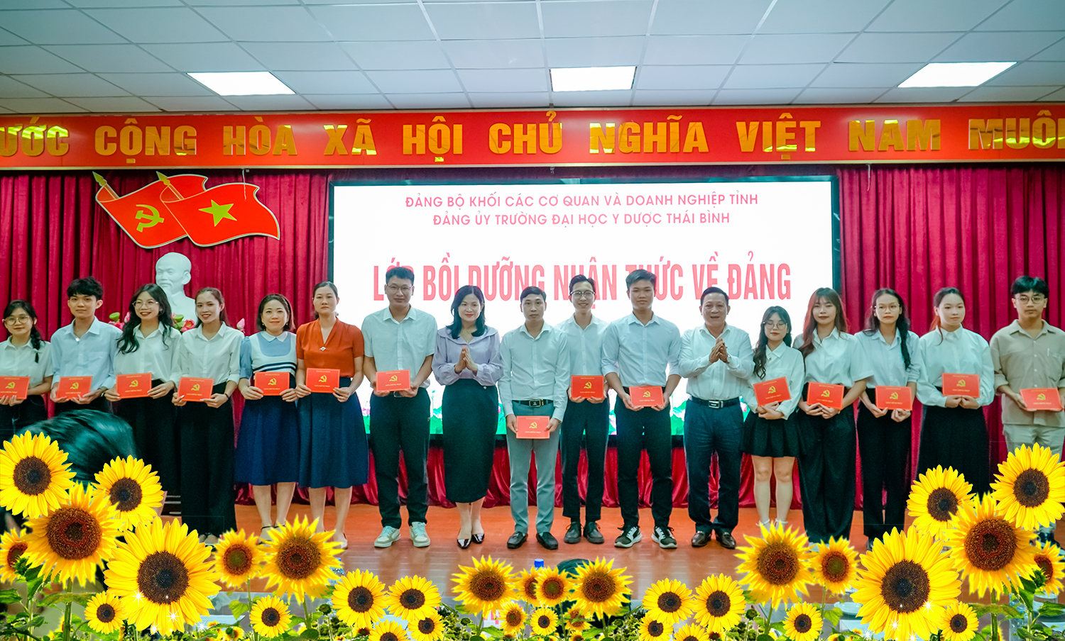 Đồng chí Trần Thị Nụ - Uỷ viên Ban Thường vụ, Phó Bí thư Đảng uỷ Khối; đồng chí Nguyễn Quốc Tiến - Bí thư Đảng ủy Nhà cái Ee88
 trao giấy chứng nhận cho các học viên