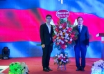 PGS.TS Nguyễn Quốc Tiến - Bí thư Đảng ủy tặng hoa và phát biểu chúc mừng năm mới hai đoàn LHS Lào và Campuchia