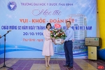 NGƯT.PGS.TS Nguyễn Xuân Bái - Phó Hiệu trưởng Nhà trường tặng hoa chúc mừng Hội thi