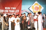 PGS.TS. Lê Quang Hoành - Hiệu trưởng chúc mừng các thí sinh tham dự Hội thi (ảnh tư liệu năm 1993)