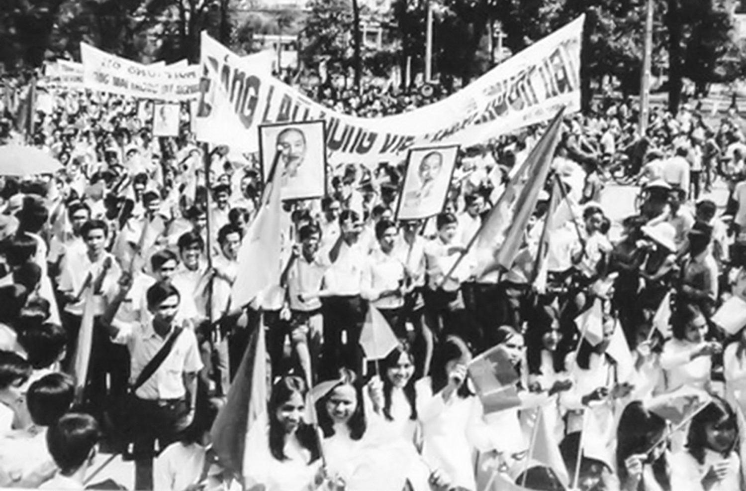 Sài Gòn rợp cờ hoa, biểu ngữ mừng chiến thắng (Ảnh tư liệu)